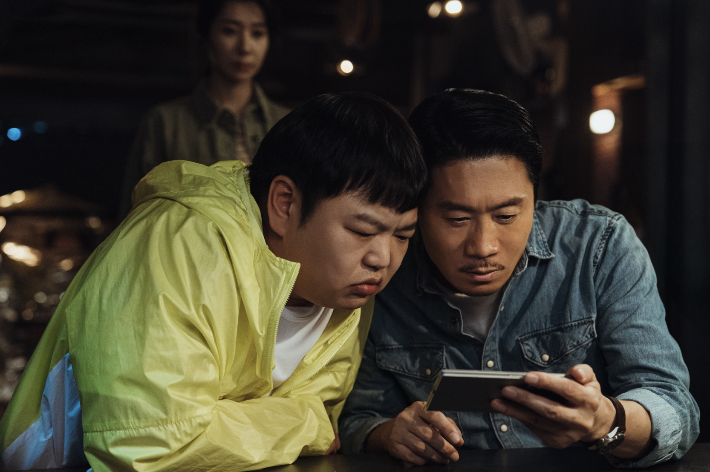 쿠팡플레이 시리즈 'UDT: 우리 동네 특공대'는 나라나 지구 평화가 아닌 오직 내 가족과 동네를 지키기 위해 뭉친 예비역 특공대의 내용을 다룬다. 쿠팡플레이 제공