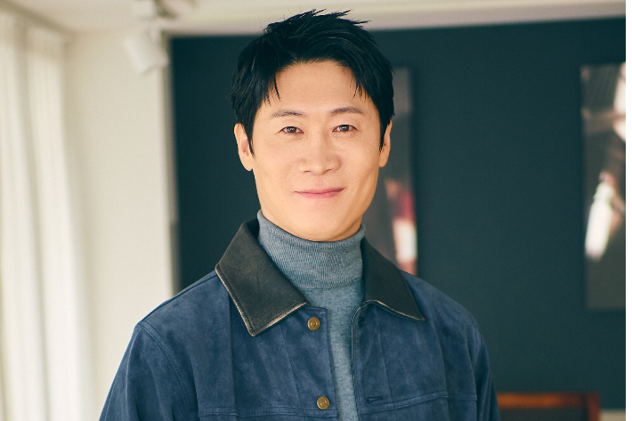 배우 진선규는 조웅 감독과의 호흡에 대해 "감독님과는 '너에게 가는 속도 493km(2022)'에서 특별 출연한 뒤 하루 만에 친해졌다"며 "제가 없는 에너지라 묘하게 끌리더라. 소통하는 데도 편했다. 이번 작품도 감독님이 시간에 쫓기듯 찍고 편집했는데 고생을 많이 했겠더라"고 밝혔다. 쿠팡플레이 제공