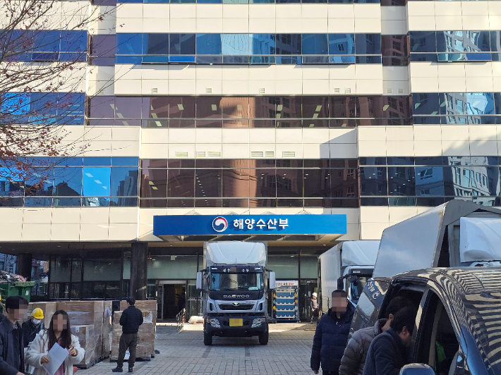 18일 해양수산부 부산 임시청사 본관 정문에 '해양수산부' 간판이 설치됐다. 송호재 기자