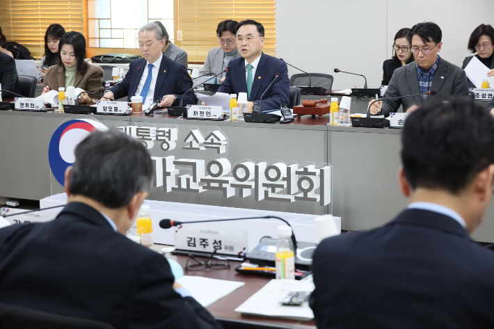 차정인 국가교육위원장이 18일 서울 종로구 정부서울청사에서 열린 국가교육위원회 제63차 회의에서 발언하고 있다. 연합뉴스