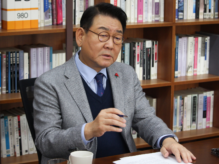 김교흥 의원이 지난 17일 CBS노컷뉴스와의 인터뷰에서 발언하고 있는 모습. 김 의원실 제공