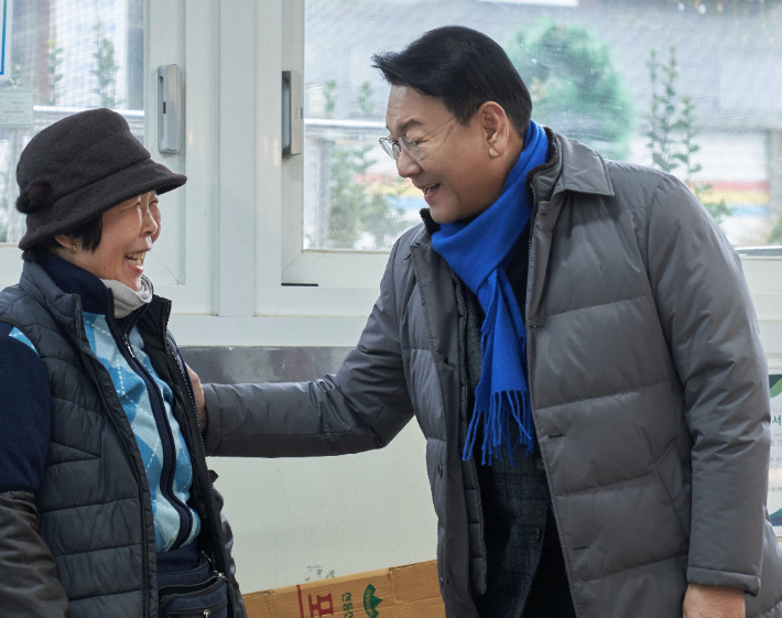 김교흥 의원이 인천시민과 반갑게 인사를 나누고 있다. 김 의원실 제공