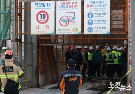 18일 서울 여의도역 인근 신안산선 공사 현장에서 철근 구조물이 무너져 작업자 7명이 매몰되는 사고가 발생한 가운데 공사관계자들이 현장을 지켜보고 있다.