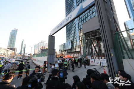 18일 서울 여의도역 인근 신안산선 공사 현장에서 철근 구조물이 무너져 작업자 7명이 매몰되는 사고가 발생한 가운데 취재진들이 대기하고 있다.