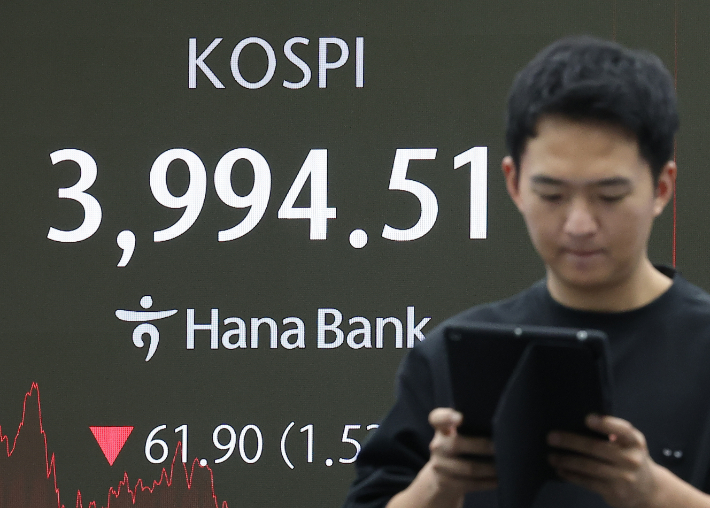 18일 오후 서울 중구 하나은행 본점 딜링룸 현황판에 코스피 지수가 표시돼 있다. 연합뉴스