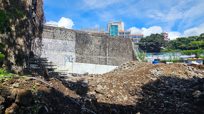 허물어진 서귀포관광극장. 외벽만 남아있다. 고상현 기자