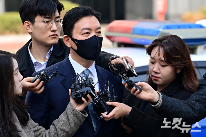 윤석열 대통령 체포영장 집행 방해 혐의를 받는 경호처 김성훈 차장이 서울 마포구 서부지방법원에서 열린 구속 전 피의자 심문(영장실질심사)에 출석하고 있다. 황진환 기자
