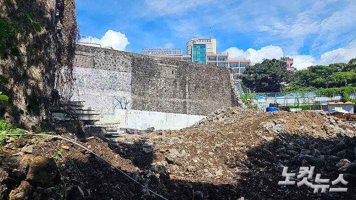 허물어진 서귀포관광극장. 외벽만 남아있다. 고상현 기자