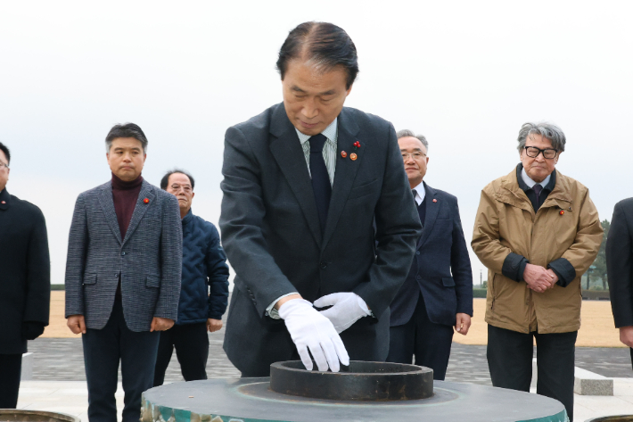권오을 국가보훈부 장관이 지난 11일 제주4.3평화공원을 찾아 참배하고 박진경 대령이 국가유공자로 지정된 데 대해 4.3유족들에게 사과했다. 이인 기자 