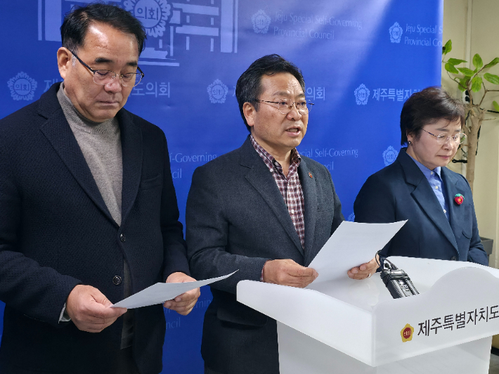 민주당 제주도의원들이 지난 12일 도의회 기자실에서 기자회견을 갖고 박진경 대령에 대한 국가유공자 지정을 취소하라고 촉구했다. 이인 기자 