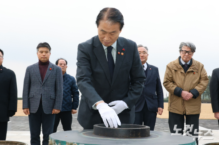 권오을 국가보훈부 장관이 지난 11일 제주4.3평화공원을 찾아 참배하고 박진경 대령이 국가유공자로 지정된 데 대해 4.3유족들에게 사과했다. 이인 기자 