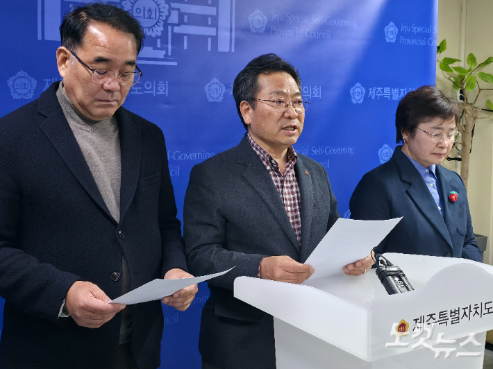 민주당 제주도의원들이 지난 12일 도의회 기자실에서 기자회견을 갖고 박진경 대령에 대한 국가유공자 지정을 취소하라고 촉구했다. 이인 기자 