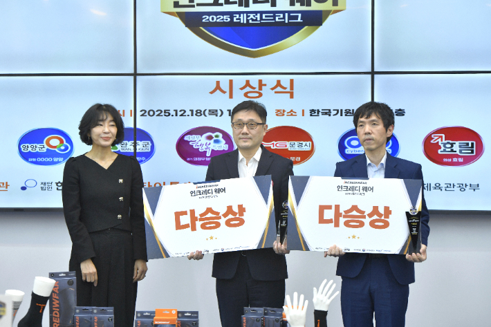 '레전드리그' 다승상을 수상한 이창호 9단(사진 맨 오른쪽)과 최명훈 9단(가운데). 맨 왼쪽은 시상을 한 인포벨 김하연 상무. 한국기원 제공