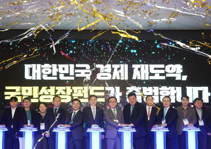 서울 여의도 산업은행에서 열린 국민성장펀드 출범식에서 박상진 한국산업은행 회장(왼쪽 다섯번째부터), 이억원 금융위원장과 박현주 미래에셋 회장, 서정진 셀트리온 회장 등이 기념 세리머니를 하고 있다. 연합뉴스