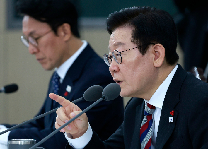 이재명 대통령이 18일 서울 용산구 국방부에서 열린 국방부·국가보훈부 업무보고에서 발언하고 있다. 연합뉴스