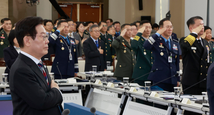 이재명 대통령이 18일 서울 용산구 국방부에서 열린 국방부·국가보훈부 업무보고에서 국민의례를 하고 있다. 연합뉴스