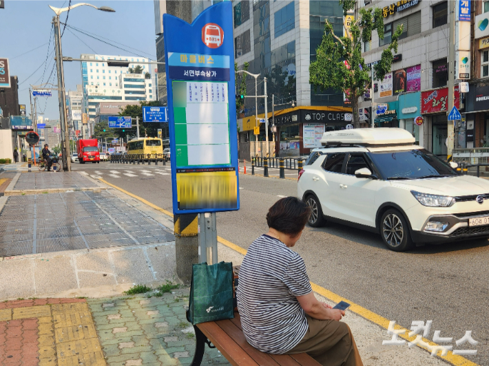 부산의 한 마을버스 정류장에서 시민이 버스를 기다리고 있다. 기사와 직접적인 관련 없음. 정혜린 기자