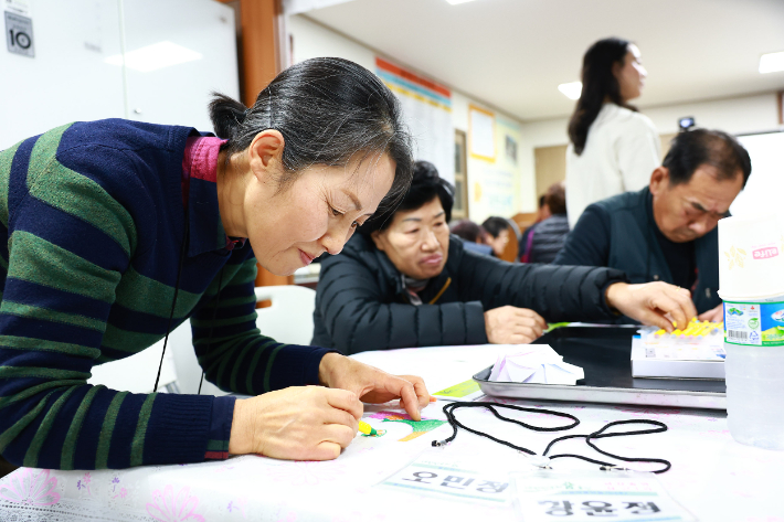 울진군 북면 상당1리 마을 주민들이 울진형 마을만들기 사업을 통해 창작 작품 활동을 펼쳤다. 울진군 제공