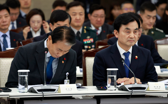 권오을 국가보훈부 장관이 18일 서울 용산구 국방부에서 열린 국방부·국가보훈부 업무보고에서 업무보고를 마친 뒤 인사하고 있다. 연합뉴스