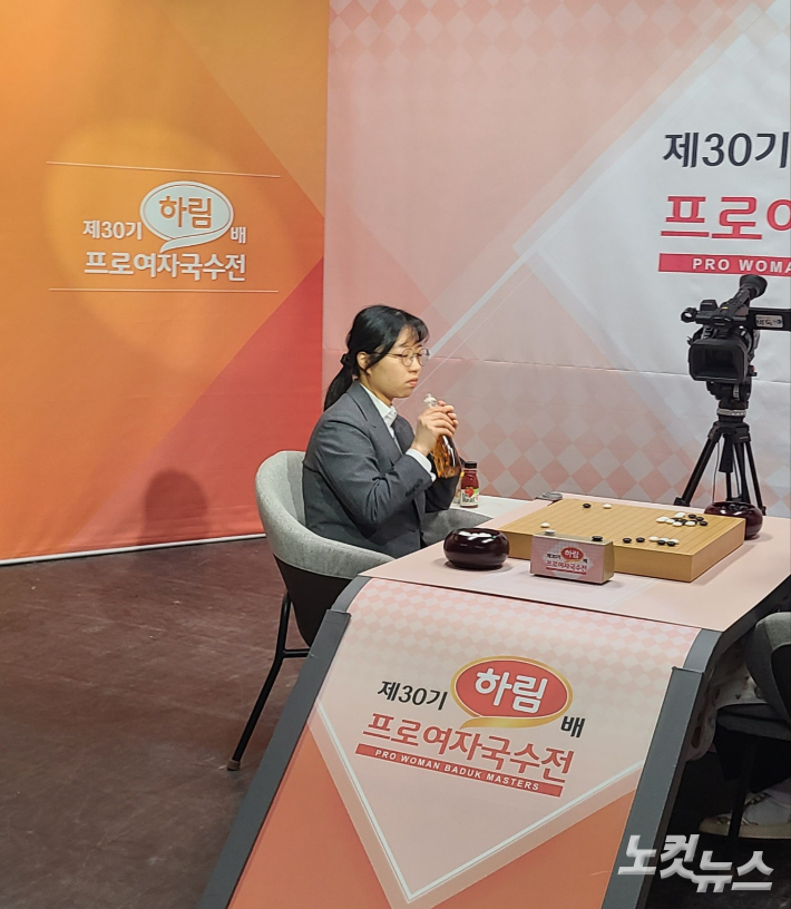 '하림배' 결승 최종국에서 물을 마시며 고심 중인 최정 9단. 동규기자