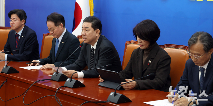 더불어민주당 김병기 원내대표가 원내대책회의에서 발언을 하고 있다. 윤창원 기자