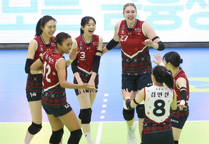 18일 경기도 수원실내체육관에서 열린 프로배구 V리그 여자부 현대건설 힐스테이트와 한국도로공사 하이패스의 경기. 득점에 성공한 현대건설 선수들이 기뻐하고 있다. 연합뉴스 