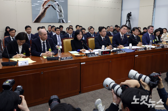 지난 17일 서울 여의도 국회 과학기술정보방송통신위원회에서 열린 쿠팡 침해사고 관련 청문회에서 해롤드 로저스 쿠팡 대표이사가 의원 질의에 답변을 하는 모습. 윤창원 기자