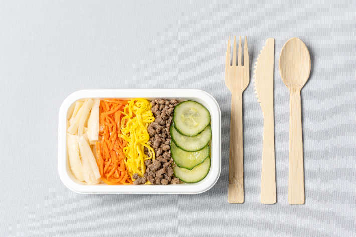 대한항공이 비목재 펄프 소재로 바꾼 일반석 기내식 용기와 대나무 재질 커틀러리. 대한항공 제공