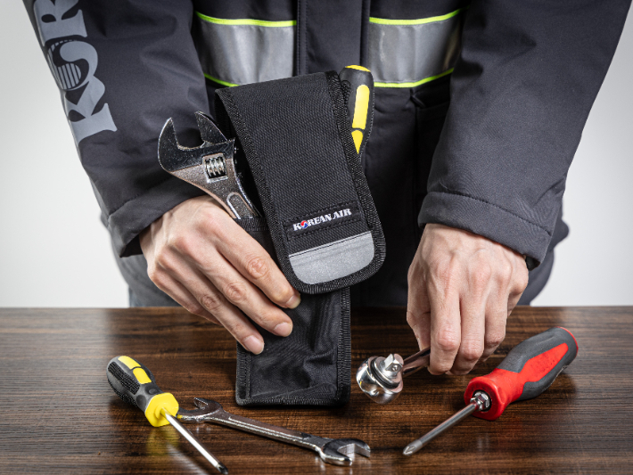 폐자재를 재탄생시킨 대한항공의 업사이클링 제품들. 대한항공 제공