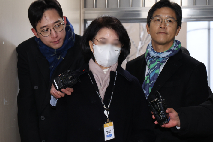 경찰, 통일교 '돈줄 관리' 한학자 전 비서실장 13시간 조사