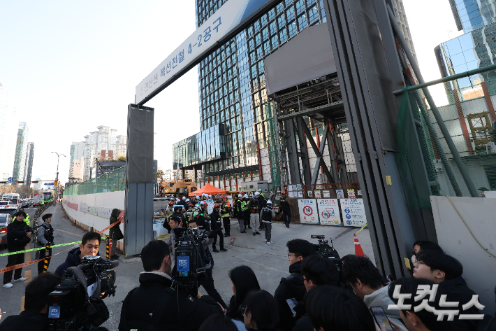 18일 서울 여의도역 인근 신안산선 공사 현장에서 철근 구조물이 무너져 작업자 7명이 매몰되는 사고가 발생한 가운데 취재진들이 대기하고 있다. 황진환 기자