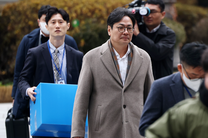 검찰의 '관봉권 띠지 폐기 의혹'을 수사하는 안권섭 상설 특별검사팀이 19일 수색·검증영장을 집행하기 위해 서울 중구 남대문로3가 한국은행 발권국으로 향하고 있다. 연합뉴스