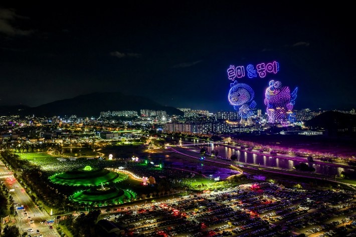 지난 10월 오천그린광장에서 열린 '올텐가'의 시그니처 캐릭터 드론쇼. 순천시 제공