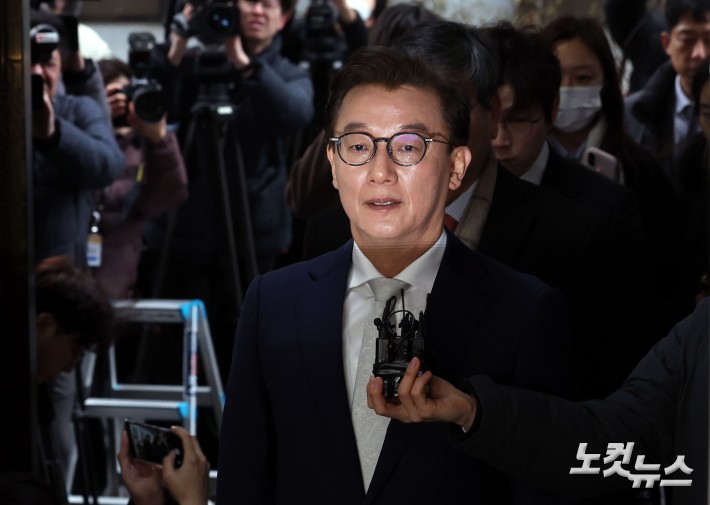 통일교 금품 수수 의혹을 받는 전재수 전 해양수산부 장관이 19일 오전 서울 서대문구 경찰청 국가수사본부에 피의자 조사를 받기 위해 출석하고 있다.