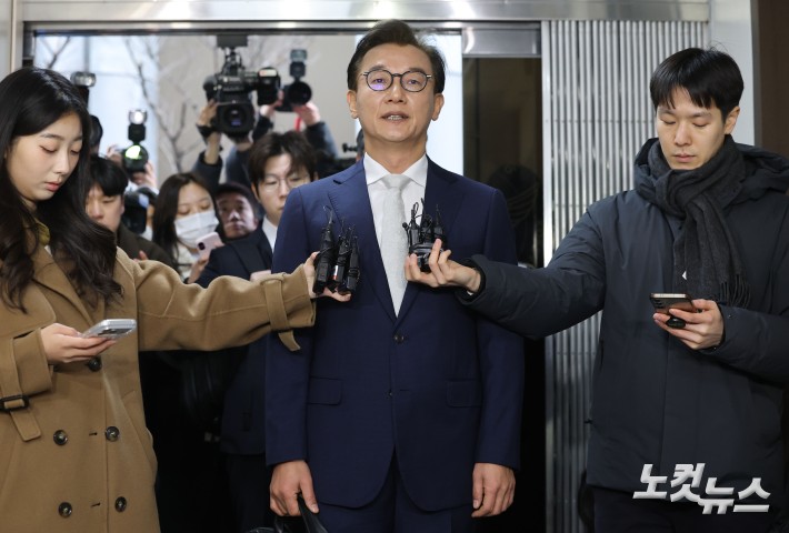 통일교 금품 수수 의혹을 받는 전재수 전 해양수산부 장관이 19일 오전 서울 서대문구 경찰청 국가수사본부에 피의자 조사를 받기 위해 출석하고 있다.