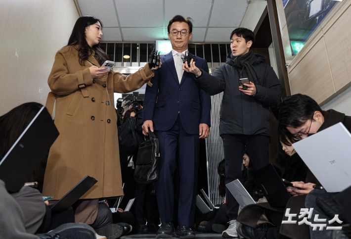 통일교 금품 수수 의혹을 받는 전재수 전 해양수산부 장관이 19일 오전 서울 서대문구 경찰청 국가수사본부에 피의자 조사를 받기 위해 출석하고 있다.