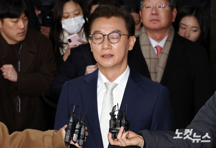 통일교 금품 수수 의혹을 받는 전재수 전 해양수산부 장관이 19일 오전 서울 서대문구 경찰청 국가수사본부에 피의자 조사를 받기 위해 출석하고 있다.