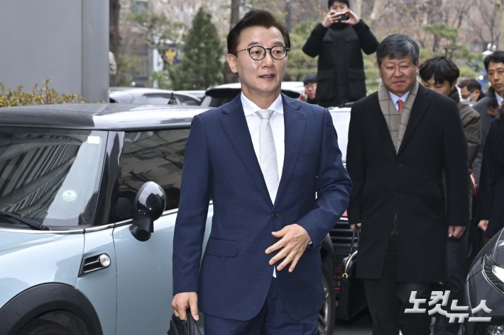 통일교 금품 수수 의혹을 받는 전재수 전 해양수산부 장관이 19일 오전 서울 서대문구 경찰청 국가수사본부에 피의자 조사를 받기 위해 출석하고 있다.