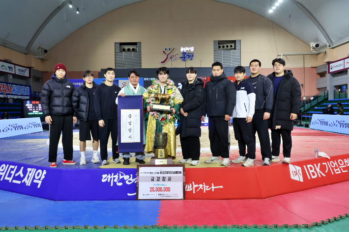 신현준이 장사 등극 뒤 문경시청 선수단과 기념 촬영한 모습. 협회 