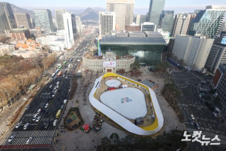 19일 개장을 앞둔 서울광장 스케이트장에서 관계자들이 막바지 개장 준비 작업을 하고 있다. 서울광장 스케이트장은 오늘(19일) 오후 5시 개장식을 시작으로 내년 2월 8일까지 52일간의 운영에 들어간다.