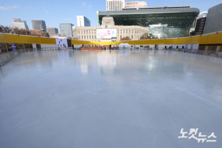 19일 개장을 앞둔 서울광장 스케이트장에서 관계자들이 막바지 개장 준비 작업을 하고 있다. 서울광장 스케이트장은 오늘(19일) 오후 5시 개장식을 시작으로 내년 2월 8일까지 52일간의 운영에 들어간다.