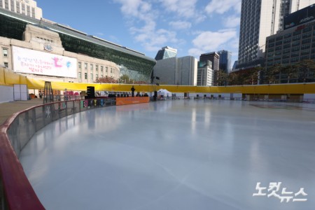 19일 개장을 앞둔 서울광장 스케이트장에서 관계자들이 막바지 개장 준비 작업을 하고 있다. 서울광장 스케이트장은 오늘(19일) 오후 5시 개장식을 시작으로 내년 2월 8일까지 52일간의 운영에 들어간다.