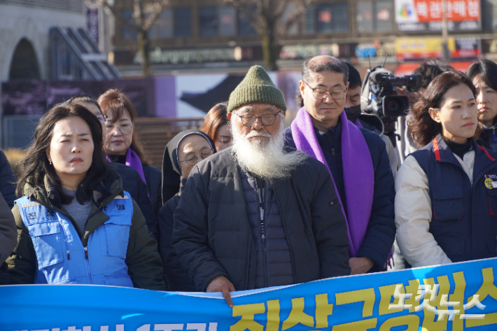기자회견 도중 추모의 뜻으로 묵념을 하는 문정현 신부. 오른쪽은 이민경 민주노총 전북본부장. 심동훈 기자