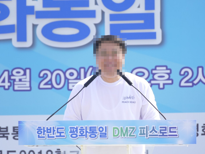 2018년 4월 열린 '한반도평화통일DMZ피스로드' 행사에서 축사 중인 전 통일교 한국협회장 송모씨. 남북통일운동국민연합 홈페이지 캡처