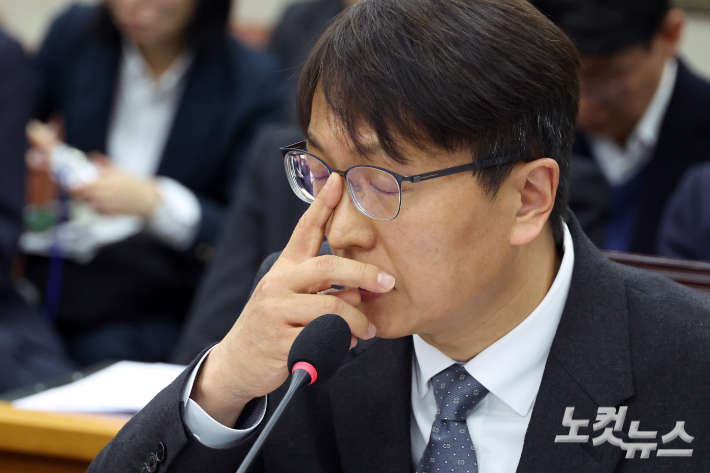 3일 서울 여의도 국회에서 열린 정무위원회 전체회의 쿠팡 개인정보 유출 관련 현안질의에서 박대준 쿠팡 대표이사가 안경을 만지고 있다. 윤창원 기자