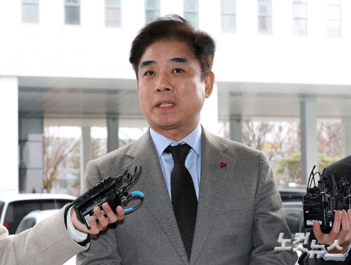 국회 '패스트트랙 충돌' 사건에 연루된 김병욱 대통령실 정무비서관이 19일 서울 양천구 서울남부지법에서 열린 1심 선고공판에 출석하고 있다. 황진환 기자