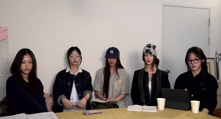 지난해 9월 11일 긴급 라이브 방송에서 민희진 전 어도어 대표의 복귀를 촉구한 뉴진스. 유튜브 캡처