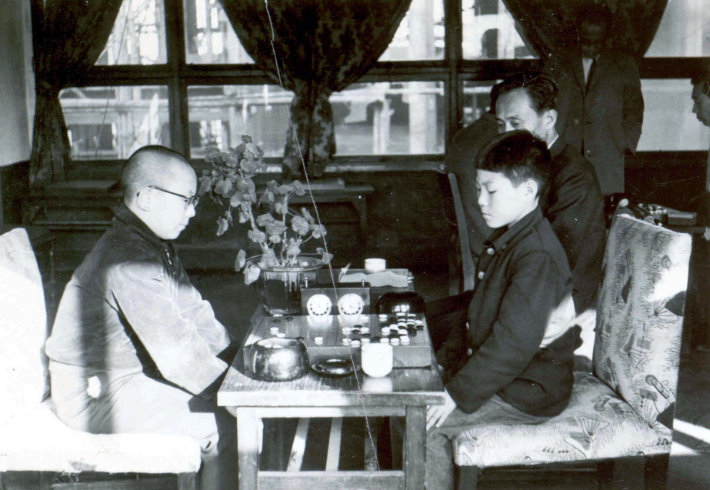 바둑계 '거성(巨星)' 조훈현 9단(사진 오른쪽)의 입단 당시 대국을 벌이는 모습. 한국기원 제공