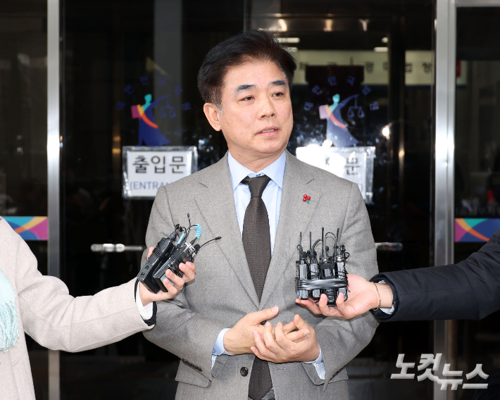 '국회 패스트트랙 충돌' 사건으로 재판에 넘겨진 김병욱 대통령실 정무비서관이 19일 양천구 서울남부지방법원에서 열린 1심 선고공판에서 벌금 1000만원의 판결을 받은 뒤 법정을 나서며 입장을 밝히고 있다. 황진환 기자