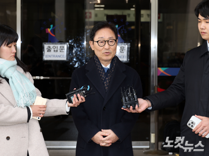 '국회 패스트트랙 충돌' 사건으로 재판에 넘겨진 더불어민주당 박범계 의원이 19일 양천구 서울남부지방법원에서 열린 1심 선고공판에서 벌금 300만원의 선고유예 판결을 받은 뒤 입장을 밝히고 있다. 황진환 기자